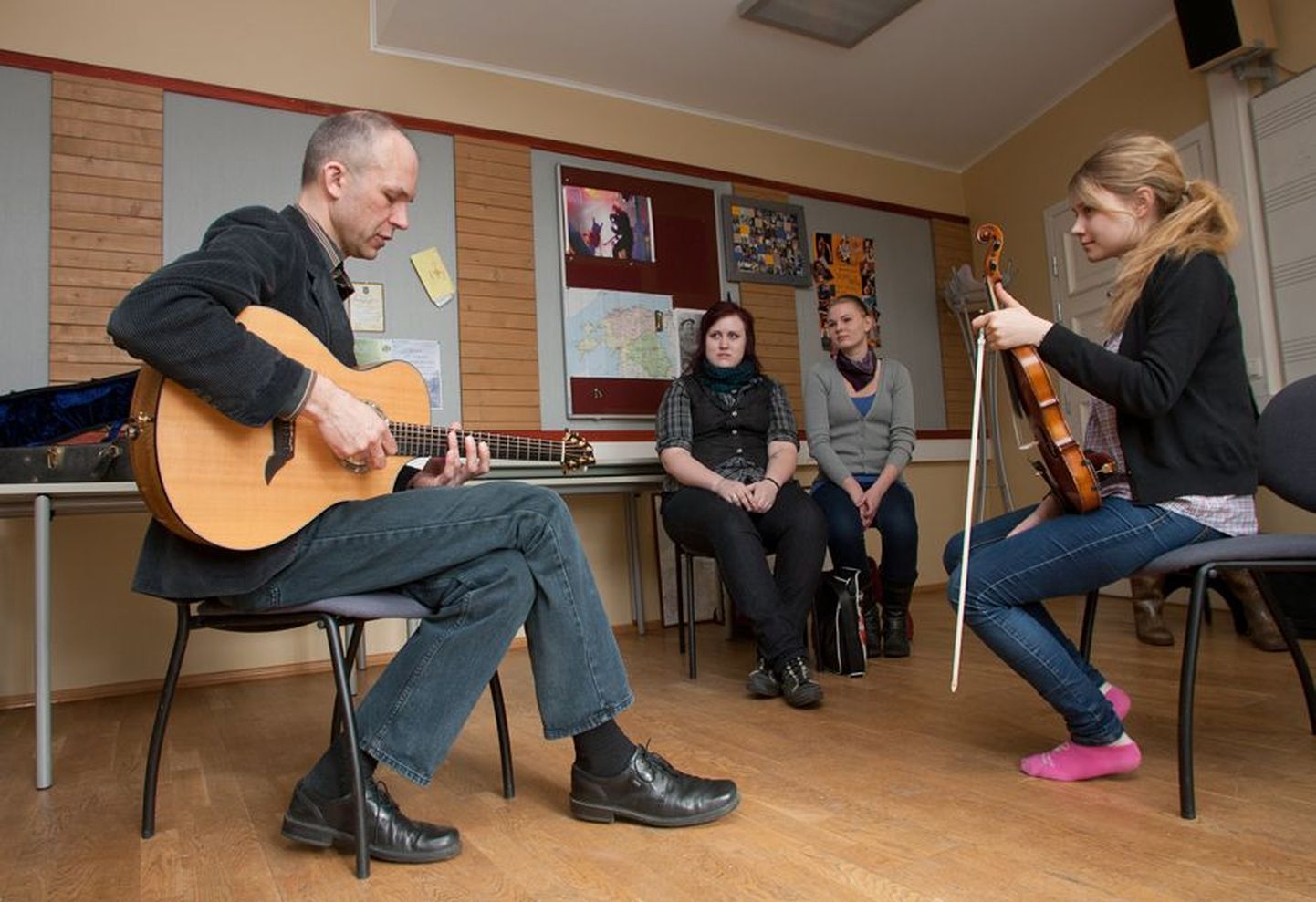 Robert Jürjendal tutvustas improvisatsiooni metoodikat oma õpilasele ja kahele Tartu neiule, kel on üsna kindel soov sügisel just kultuuriakadeemias õppima asuda.