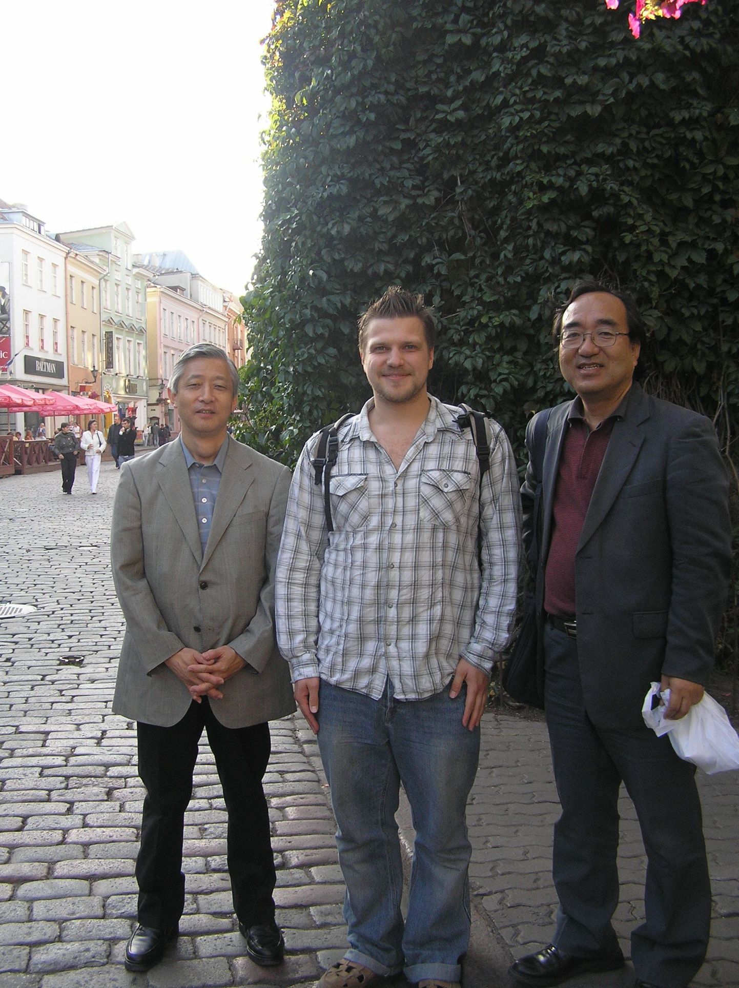 Vasakult: eelmise raamatu kaasautor Michihisa Uchida, Raul Allikivi ja Meda Yoji