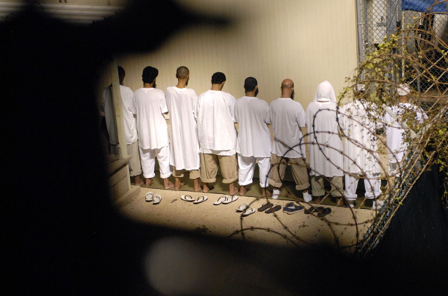 Kinnipeetavad hommikusel palvusel Guantanamo Bay Delta laagris.
