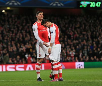 Nukrad Londoni Arsenali mängijad Olivier Giroud (vasakul) ja Mesut Özil pärast AS Monaco käest saadud 1:3 kaotust.