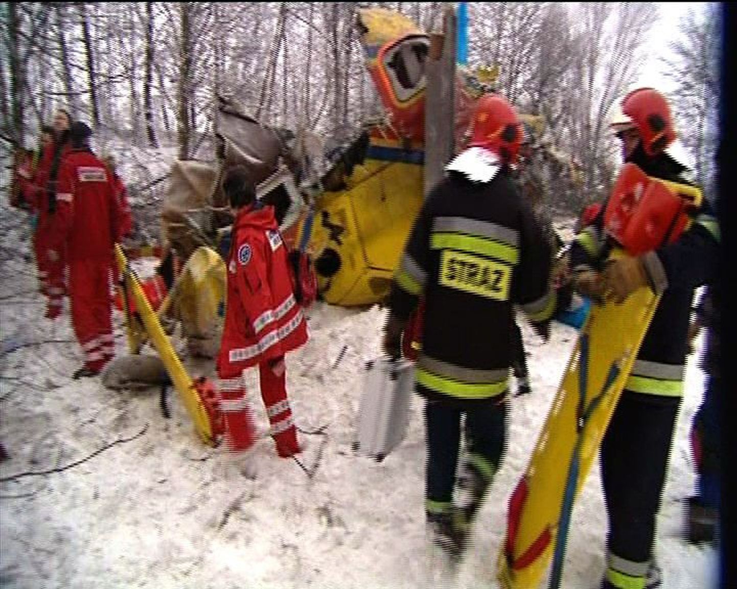 Poola uudistekanali TVN24 kaader riigi edelaosas alla kukkunud kiirabikopteri juurest.