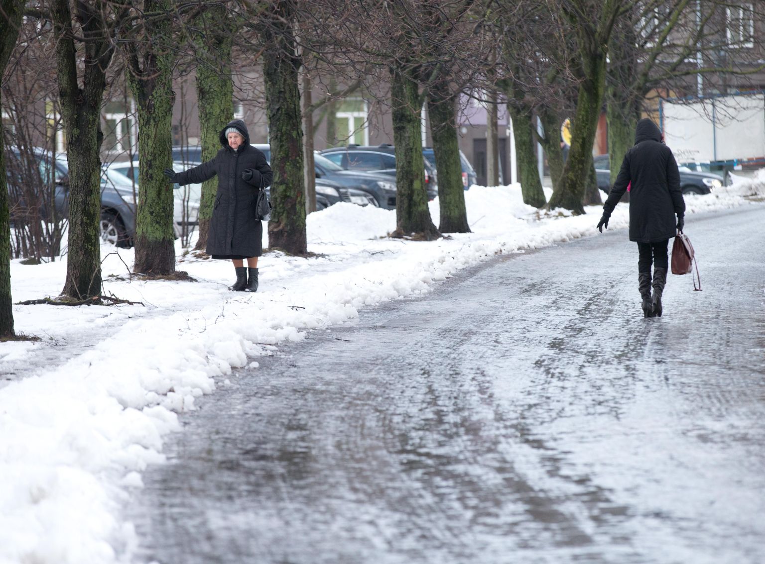 Öisele lumesajule järgnenud hommikune vihm muutis eile Tallinna tänavad vesiseks liuväljaks.