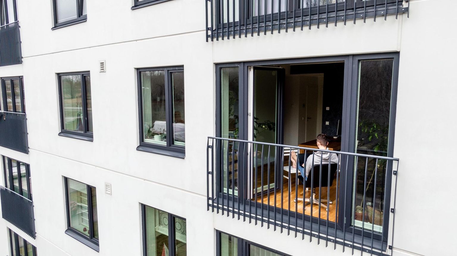 Paljud inimesed asusid koroonakriisi ajal tööle kodukontorisse, osa on uue pandeemia kartuses jäänudki neisse tegutsema või võimaluse korral siirdunud suurematest asulatest maamajadesse.