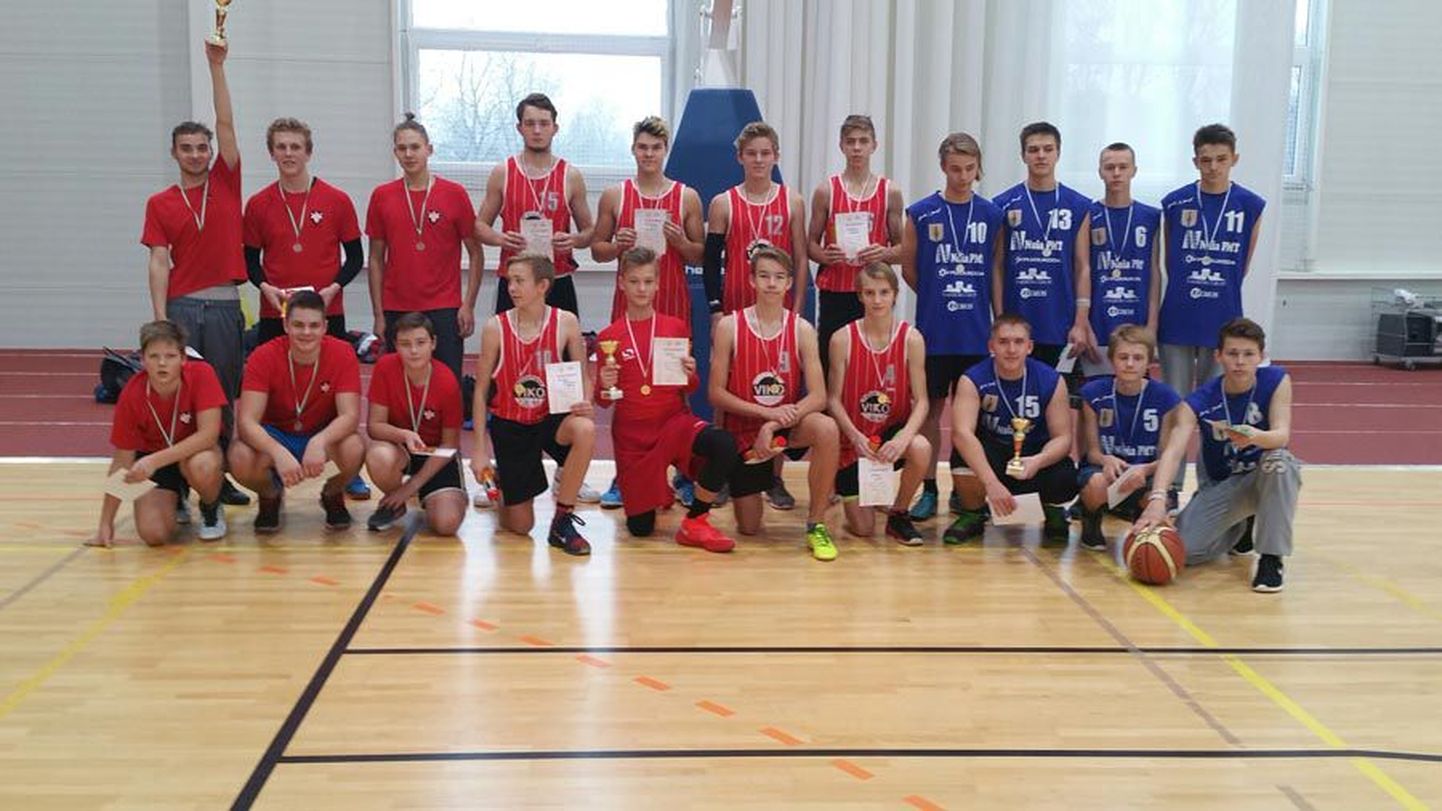 Viljandimaa suurte koolide noormeeste korvpalliturniiri kolm edukamat meeskonda olid Paalalinna kooli (pildil keskel punase-valgetriibulises vormis), Kitzbergi kooli (sinises) ja Tarvastu kooli esindus.