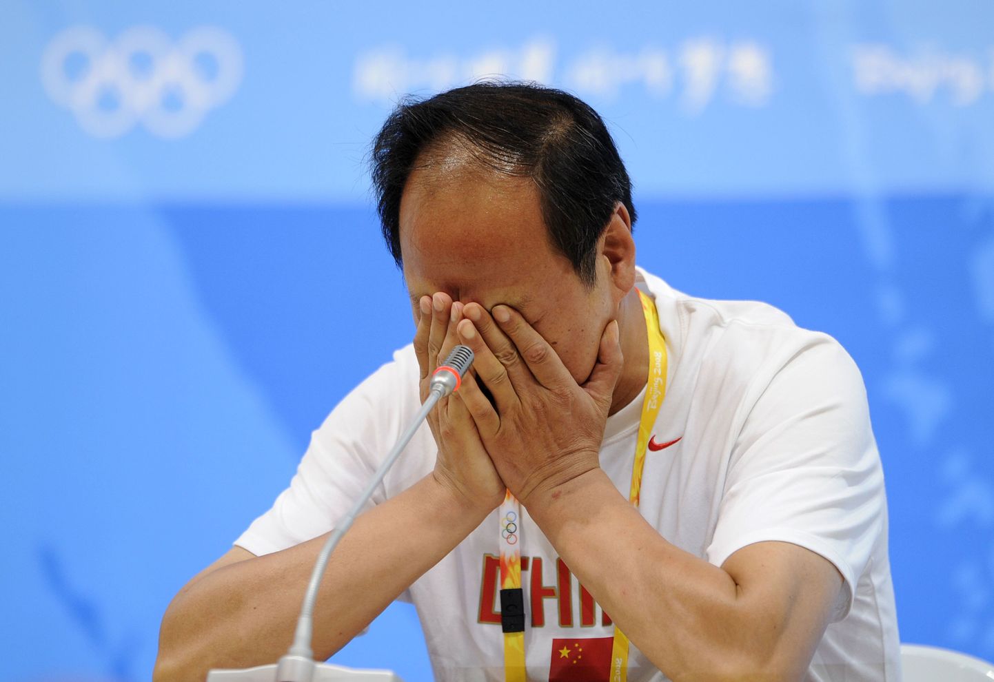 Liu Xiangi treener Sun Haiping ei suutnud pisaraid tagasi hoida.