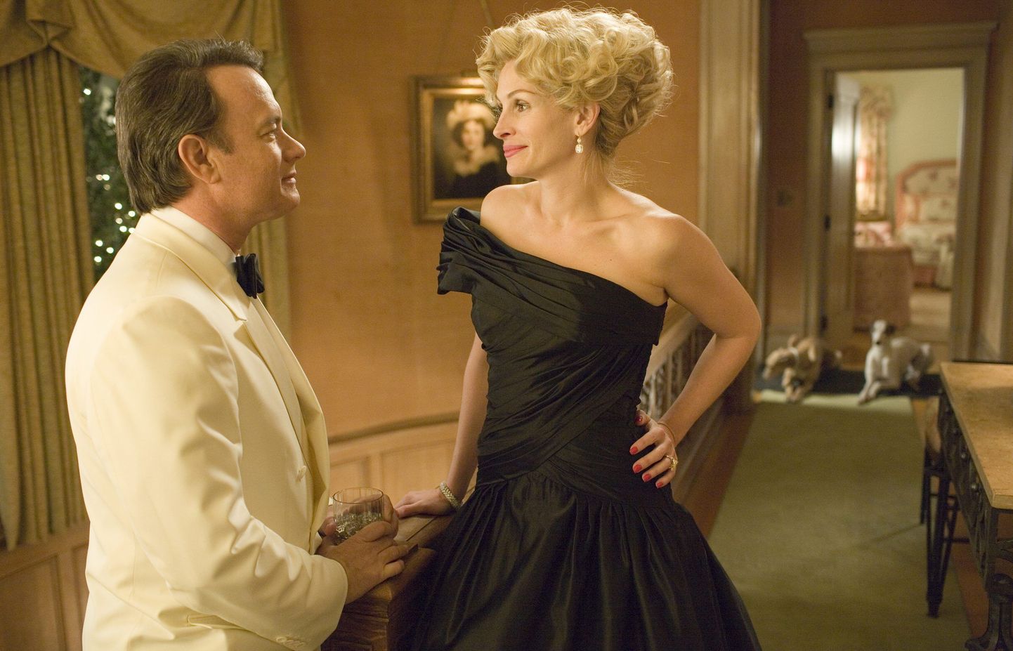 Tom Hanks Charlie Wilsonina ja Julia Roberts seltskonnadaam Joanne Herringina filmis «Charlie Wilsoni sõda».