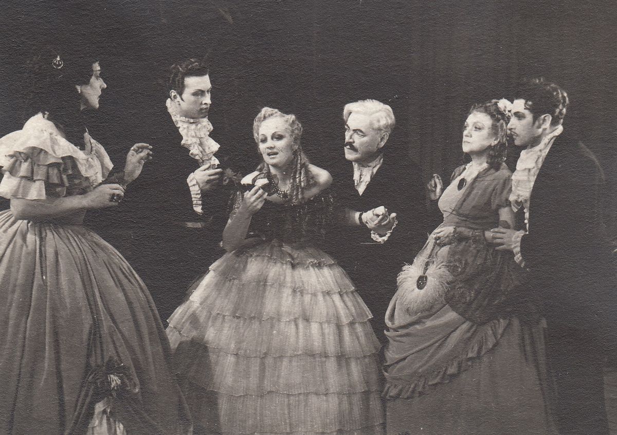Skats no izrādes "Kamēliju dāma". Velta Līne – centrā, Anta Klints – otrā no labās. 1957. gads.