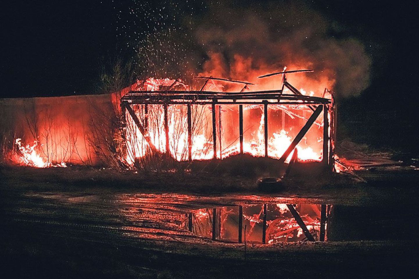 Kolmapäeva õhtul põles Pärnus Vastla ja Niine tänava nurgal garaaž.
