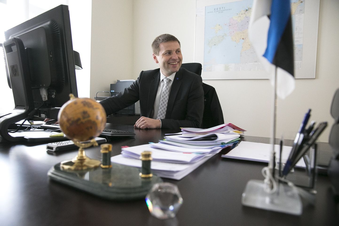 Siseminister Hanno Pevkur oma kabinetis.