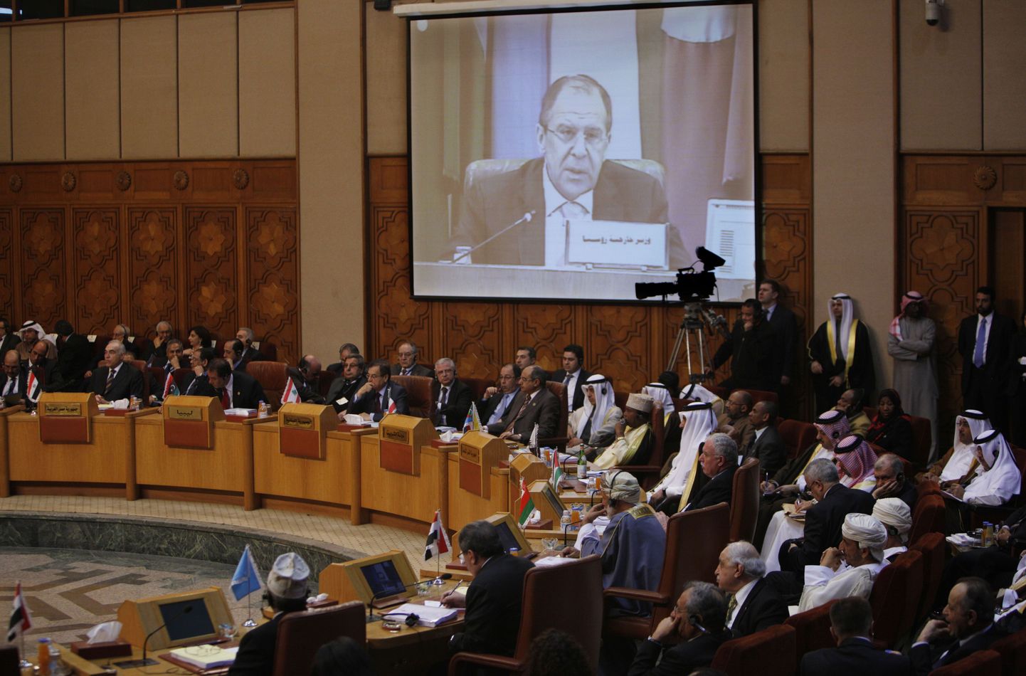 Araabia maade välisministrid Kairos. Ekraanil paistab Vene välisminister Sergei Lavrov, kes samuti sel nõupidamisel viibib.