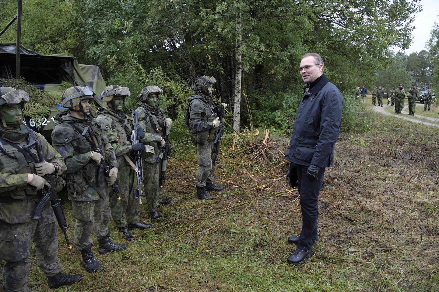 Kaitseminister Jussi Niinistö kohtus septembris Rootsis toimunud õppuste Aurora käigus Soome sõduritega.