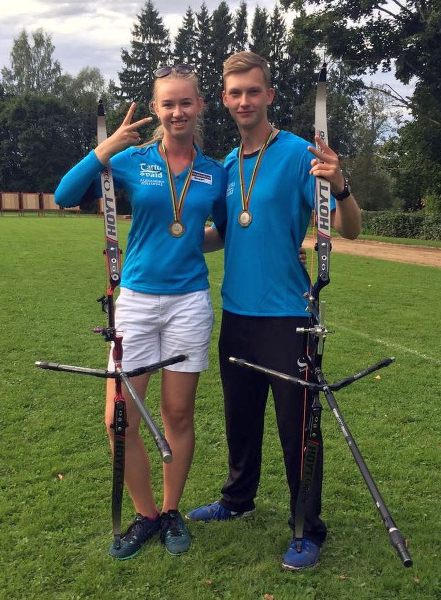 Märt Oona ja Alexandra Põllumäe võitsid vibuspordi Eesti meistrivõistlustel hõbemedali.