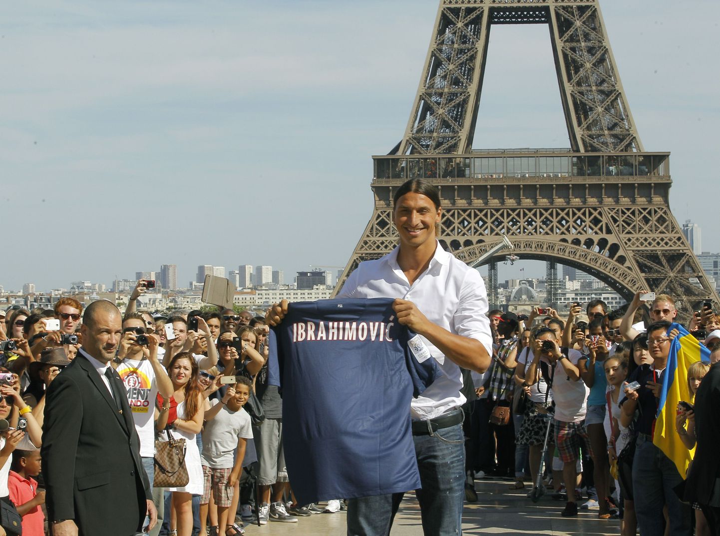 Zlatan Ibrahimovic Eiffeli torni juures.