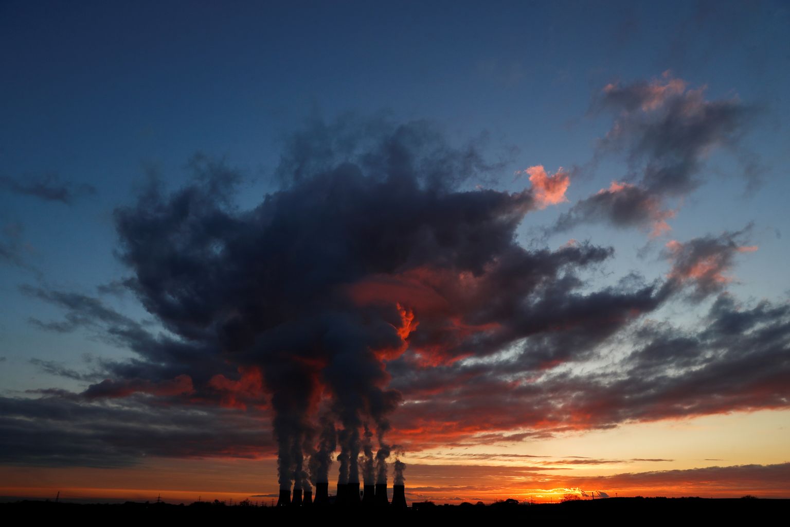 Drax elektrijaama korstnad päikeseloojangus.