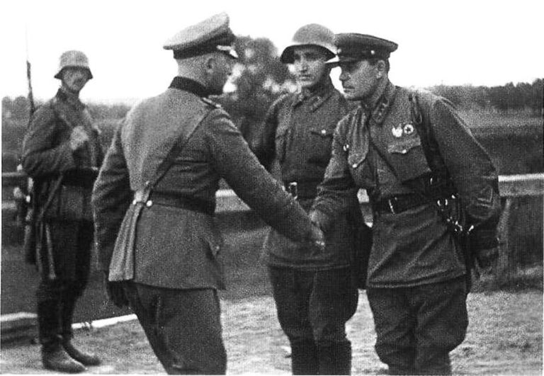 Saksa ja Nõukogude ohvitser suruvad kätt Poola invasiooni lõpus.