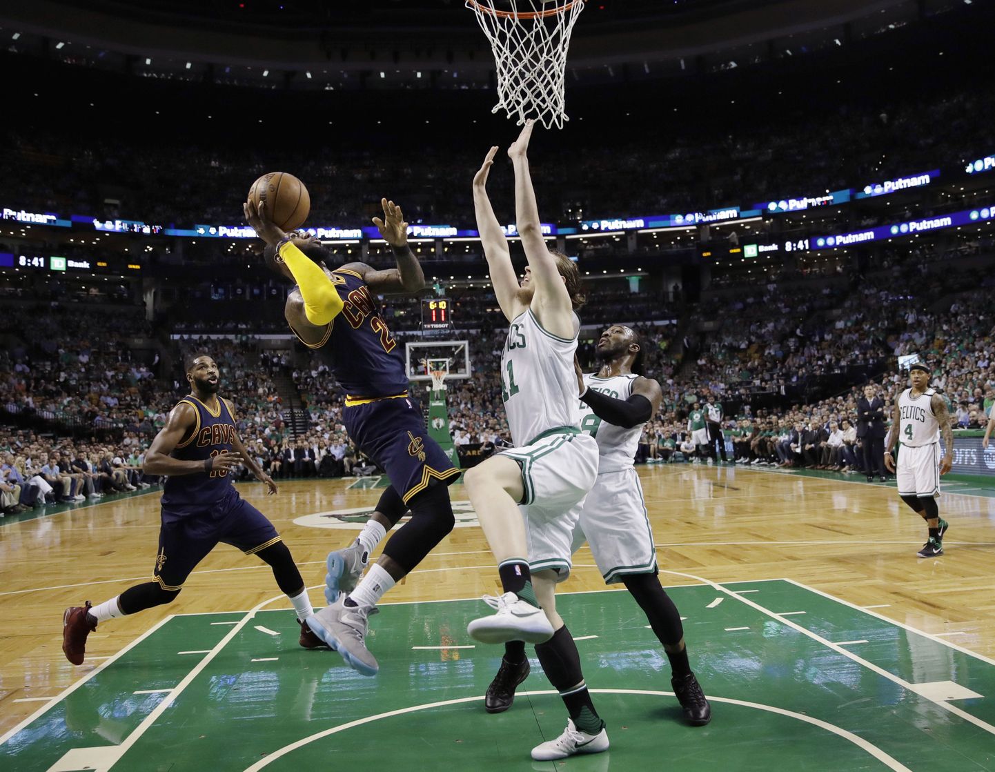 LeBron Jamesi (palliga) 38 punkti tõid Cleveland Cavaliersile idakonverentsi finaalis võidu Boston Celticsi üle.