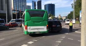 Фото читателя: в центре Таллинна столкнулись автомобиль и автобус