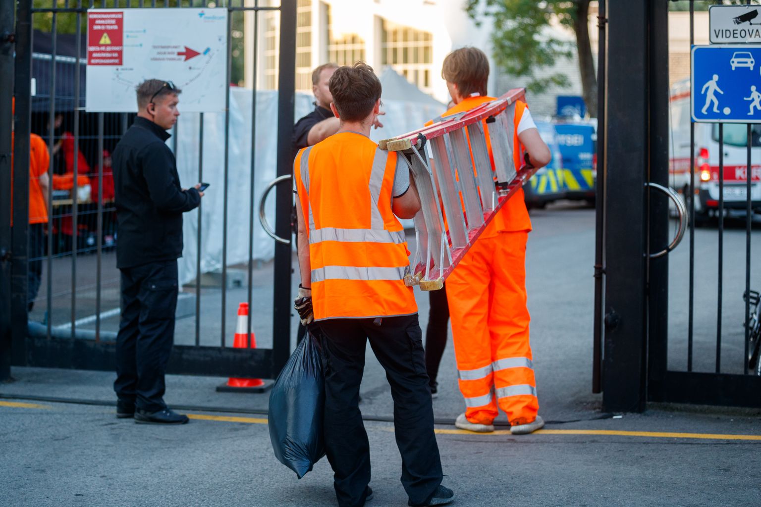 Rammsteini kontserdil ehitajateks maskeerunud mehed Tallinna lauluväljakul