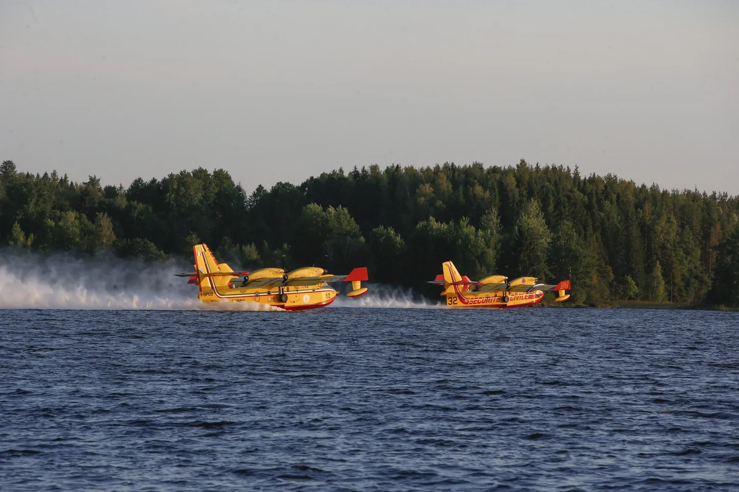 Rootslastele appi tõtanud Prantsuse ja Itaalia lennukid võtmas Horende järvest kustutusvett.