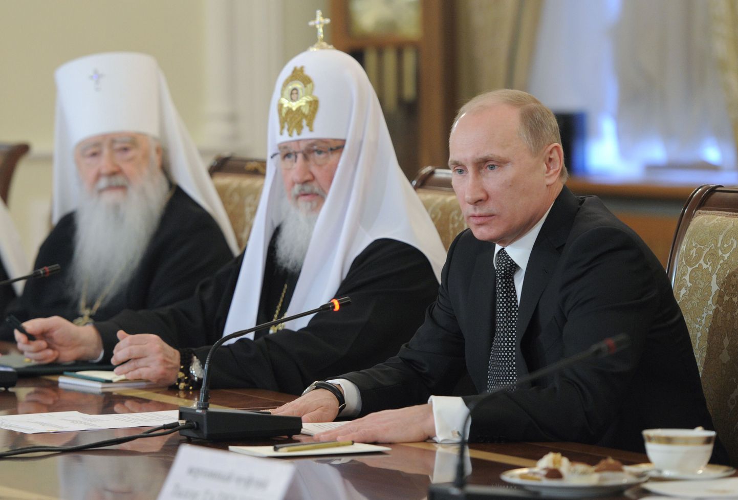 Venemaa õigeusukiriku patriarh Kirill koos Krutitsa ja Kolomna metropoliidi Juvenali ning peaminister Vladimir Putiniga. Kirilli randmelt paistab kell