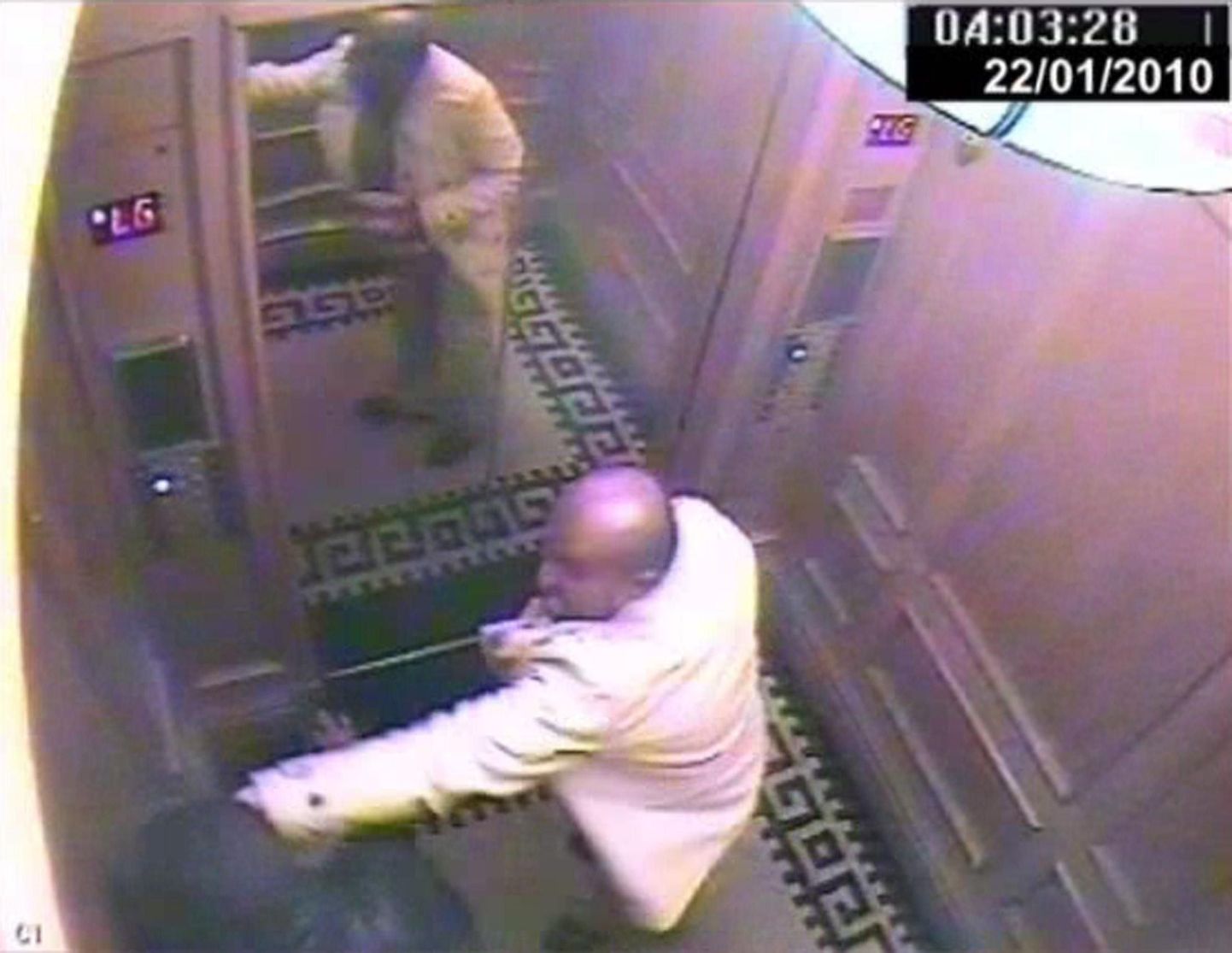 Saud Abdulaziz bin Nasser al Saud peksab oma teenrit Bandar Abdulazizi hotelli liftis. Kujutis turvalindilt.