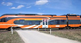 Rongi alla sõitnud autojuht hoiatussignaalidele ei reageerinud