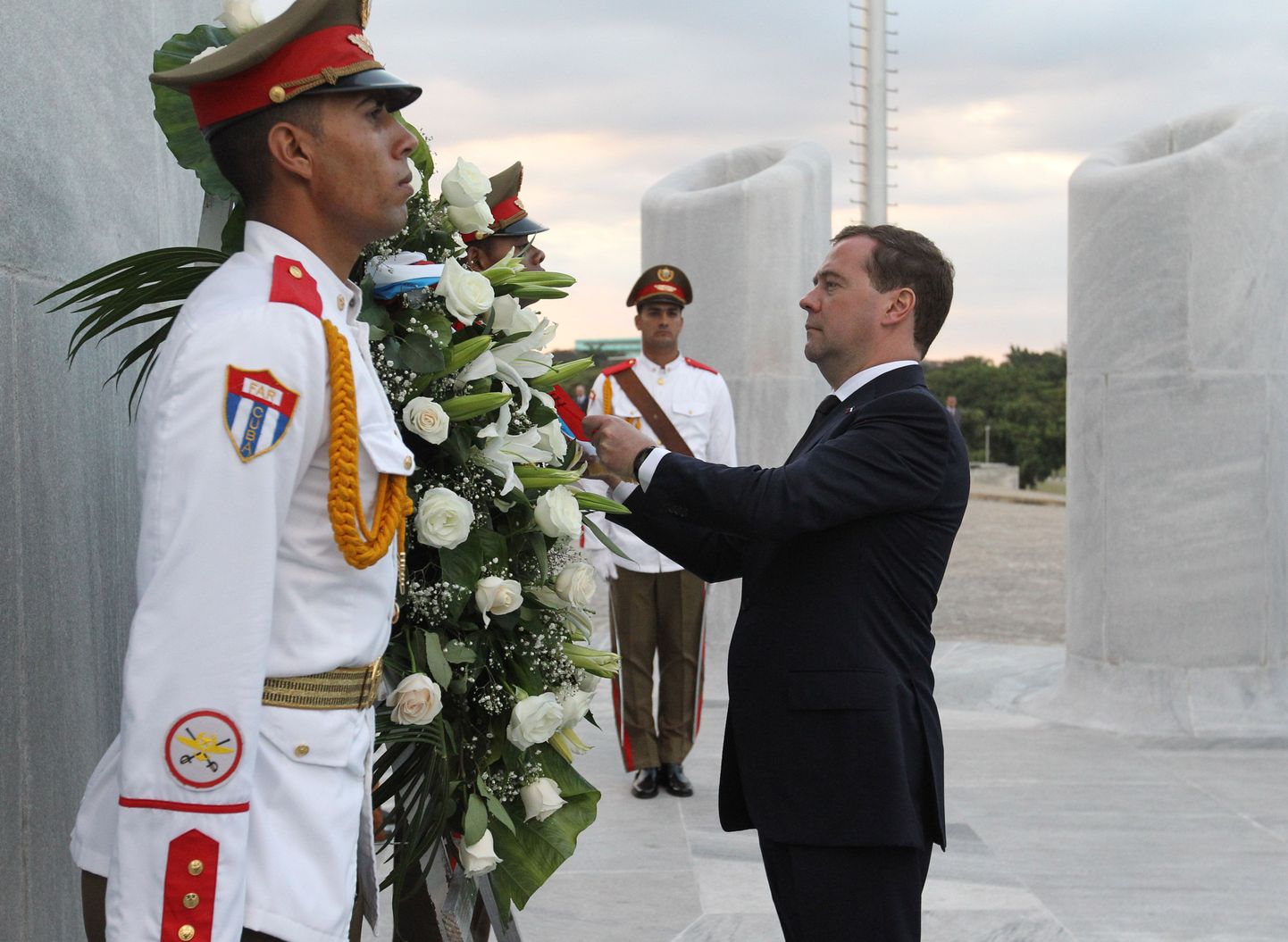 Vene peaminister Dmitri Medvedev (paremal) visiidil Kuuba pealinnas Havanas.