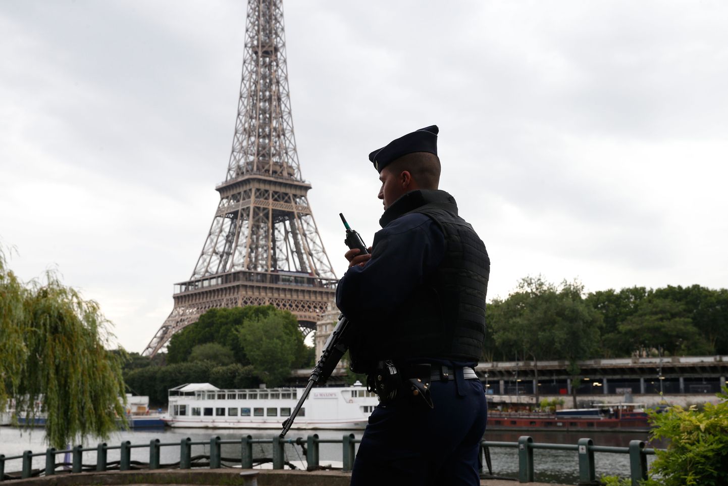 Prantsuse politseinik Eiffeli torni juures.