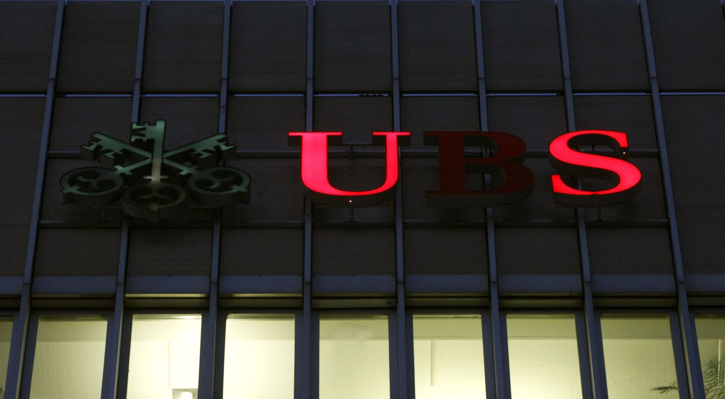 UBSi pooleldi valgustatud logo panga kontoril Zürichis.