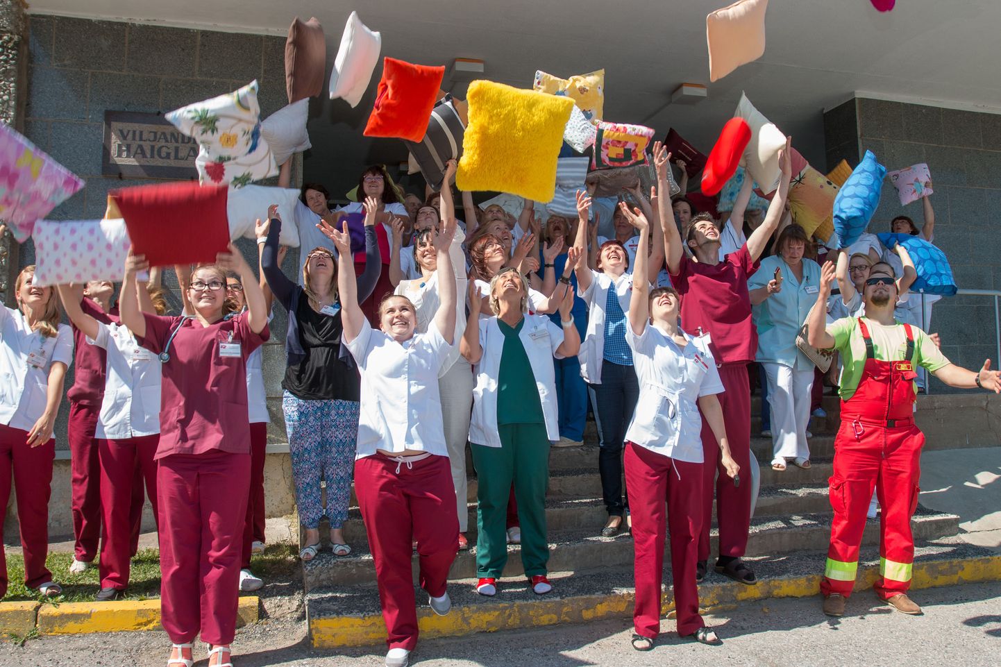 Meditsiinitöötajate protestiaktsioon "Padjaga tööle" Viljandi haigla ees 31. mail 2016.