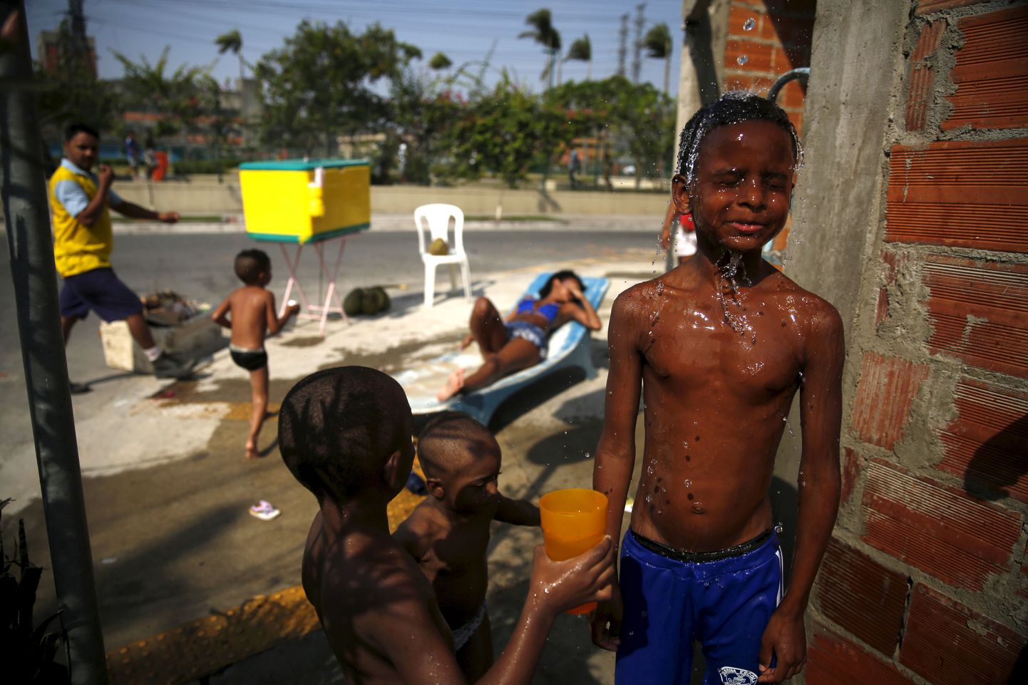 Lapsed jahutamas ennast oma kodumaja ees Rio de Janeiros.