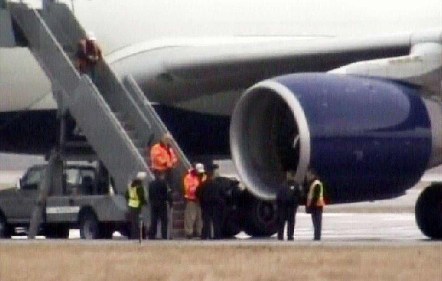 Julgeolekutöötajad eile Detroidi lennuväljal Northwest Airlinesi lennuki juures.