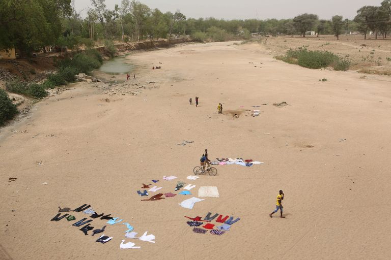 Kamerun. Inimesed pesevad pesu kuivanud jõesängis. 
