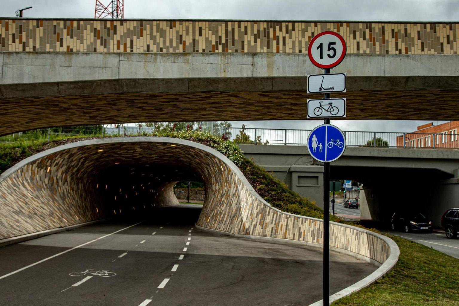 Nüüd on nii: tõukeratta ja jalgrattaga tuleb Riia vidaukti tunnelis kiirust jälgida.
