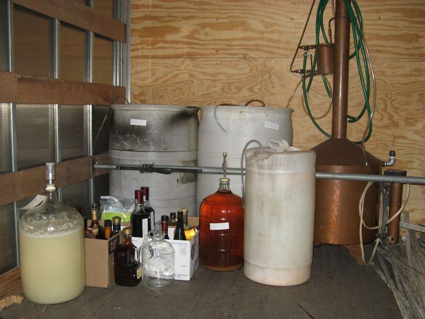 Puskarivabrikuid jääb vähemaks, sest keelatud alkoholi valmistatakse tehnilisest piiritusest.