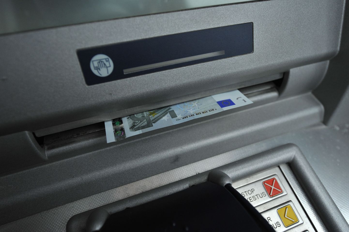 Sissemakseautomaatid hakkavad ringlusest eemaldama võltsingukahtlusega europangatähti.