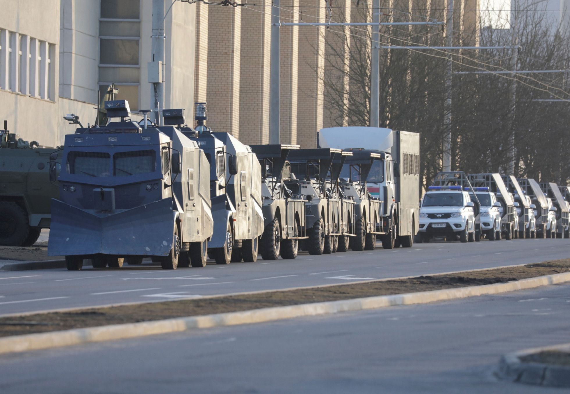 Автомобили сотрудников белорусских правоохранительных органов на улице в Минске, Беларусь, 25 марта 2021 года