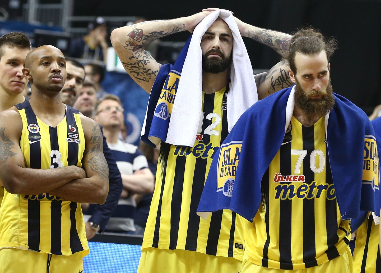 Pettunud Istanbuli Fenerbahce mängijad pärast finaalis saadud kaotust.