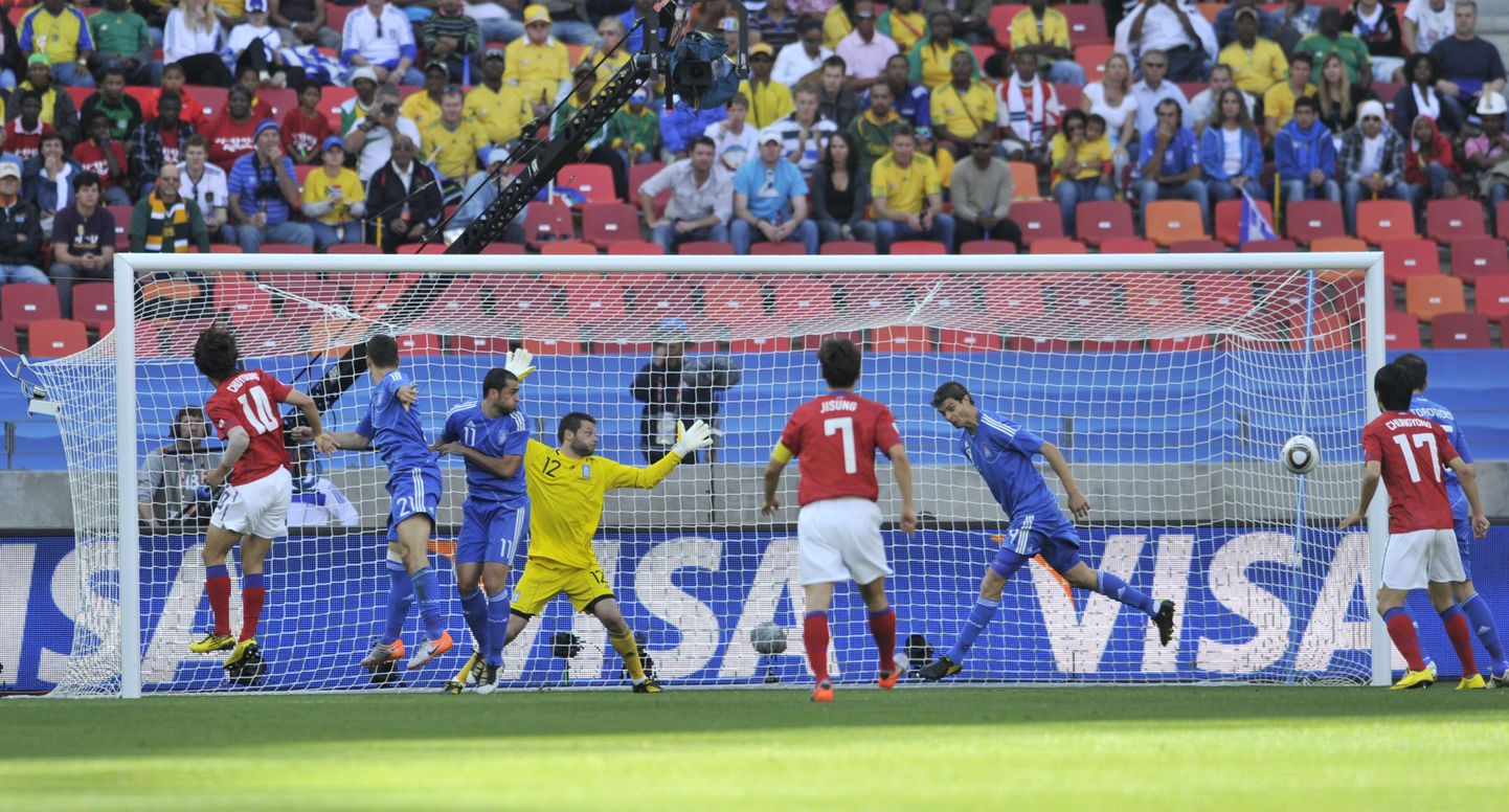 После подачи углового мяч, коснувшись головы футболиста Греции отскочил прямо в ноги Юнг Соо, который не промахнулся.