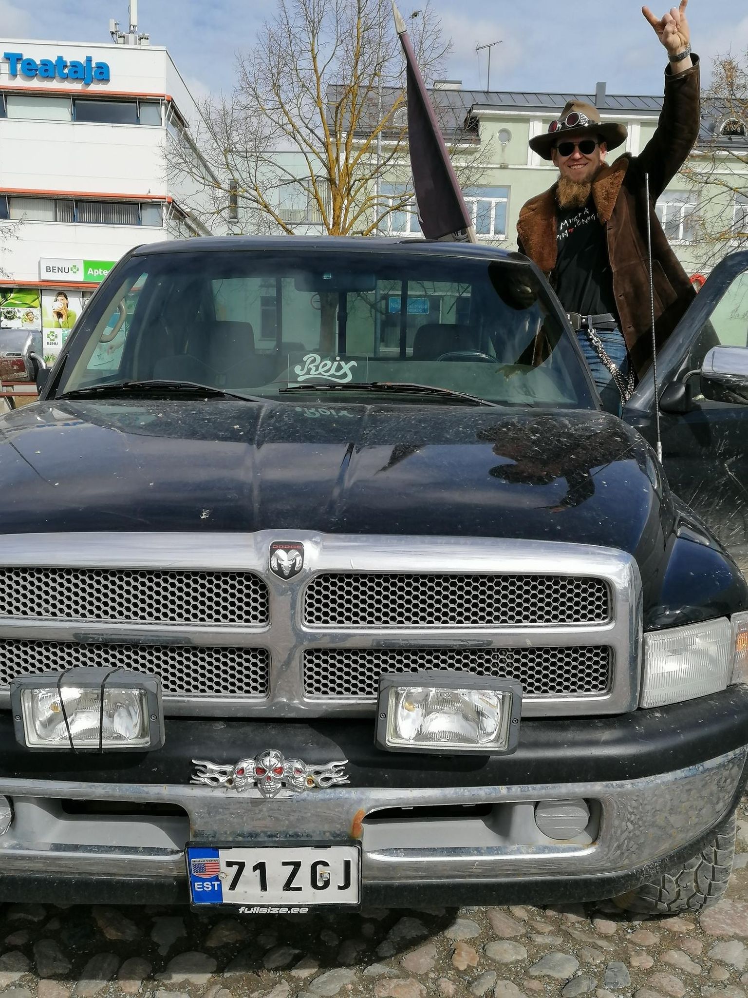 Rakveres sai näha Ameerika autosid. Reigo Koppel tõi oma raua samuti väljanäitusele.