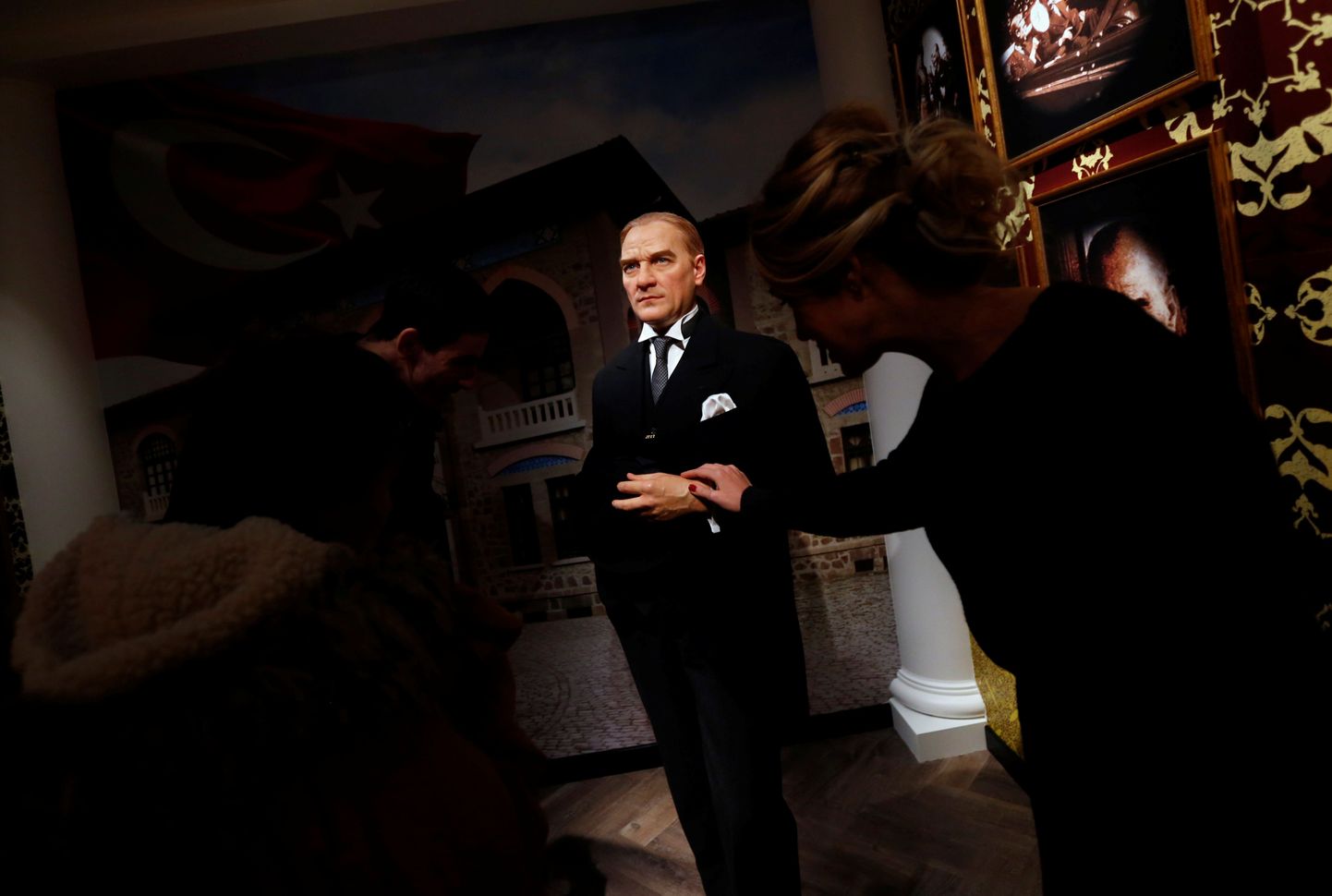 A visitor touches a wax figure of modern Turkey's founder Mustafa Kemal Ataturk during a preview visit at a new Madame Tussauds museum in Istanbul, Turkey November 22, 2016. REUTERS/Murad Sezer   FOR EDITORIAL USE ONLY. NO RESALES. NO ARCHIVES