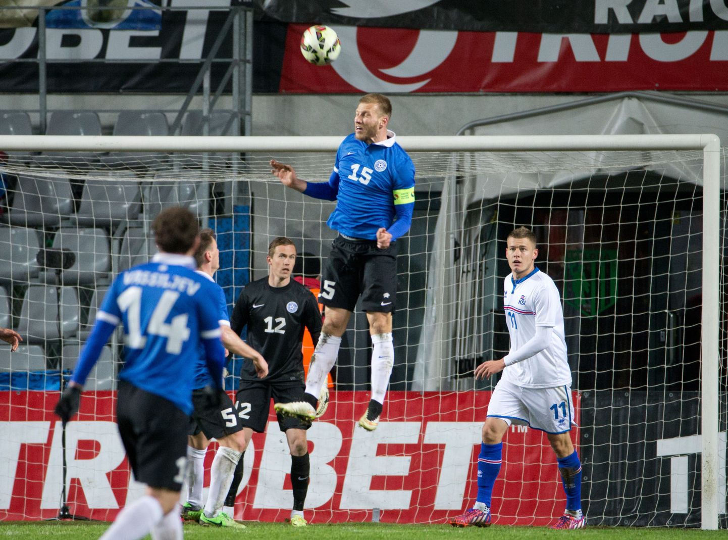 Матч с участием сборной Эстонии (в синих футболках).