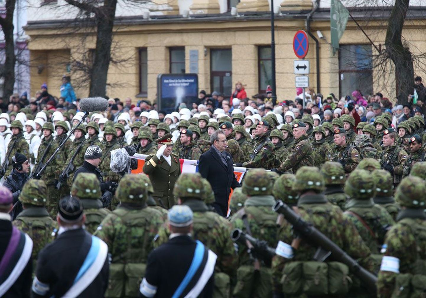 Парад под командованием командующего Силами обороны Рихо Терраса примет президент Эстонии Тоомас Хендрик Ильвес.