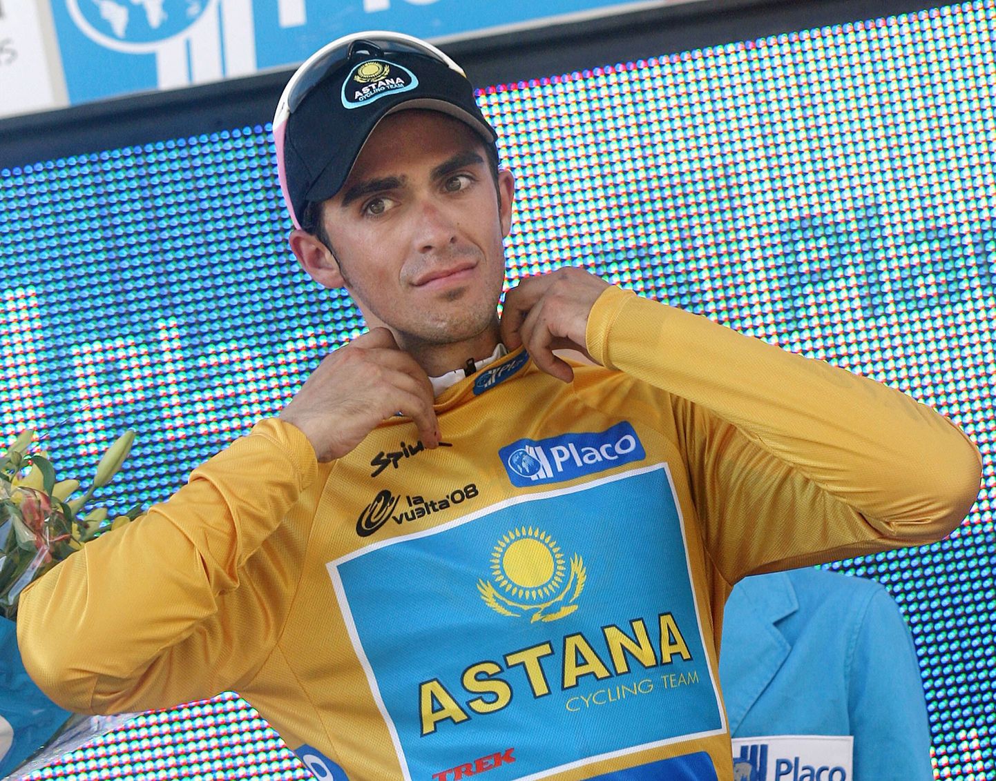 Hispaanlane Alberto Contador jätkab Vuelta velotuuri liidrina ka pärast 15. etappi.