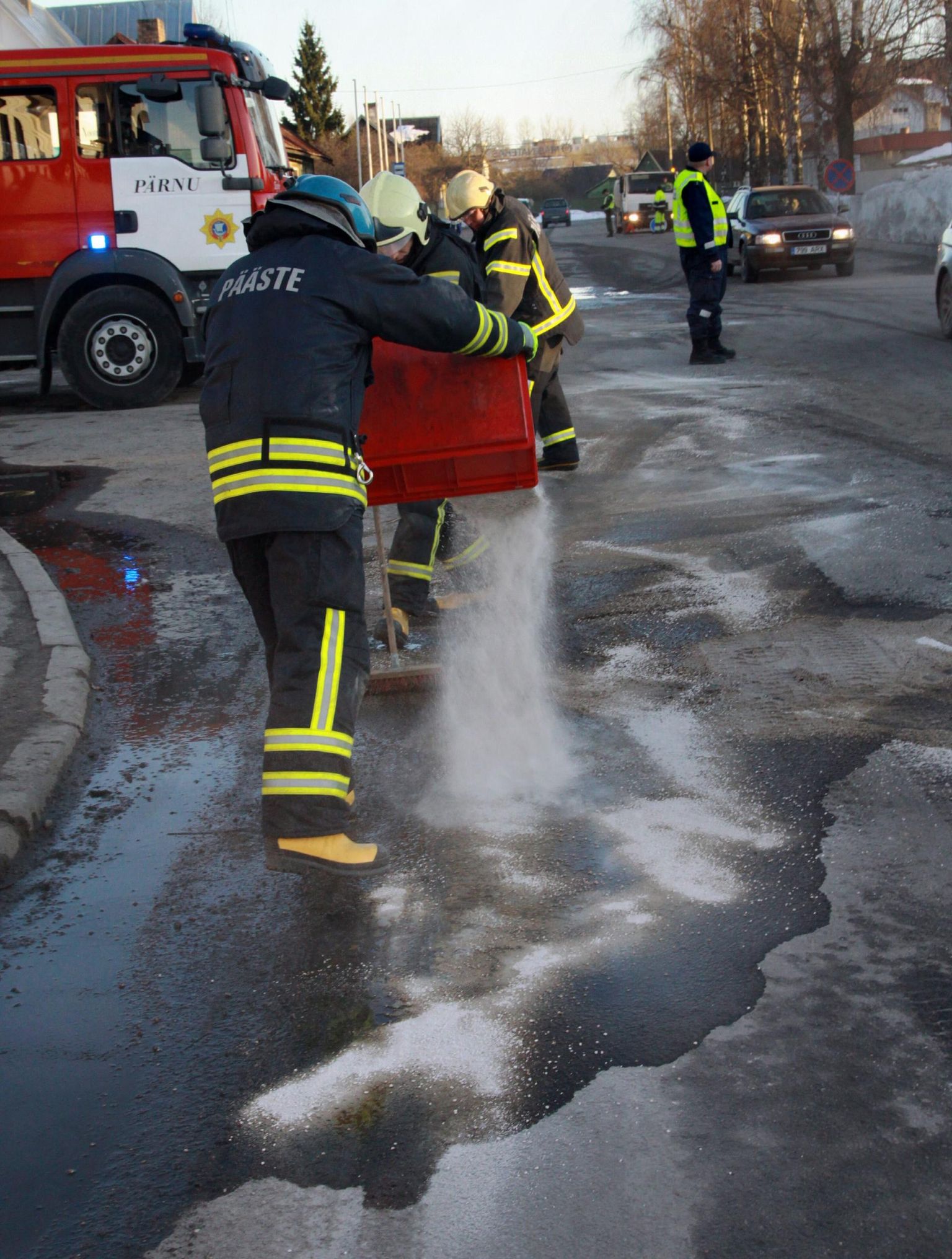 Päästjad katsid mahavoolanud õli absorbendiga. Foto on illustratiivne