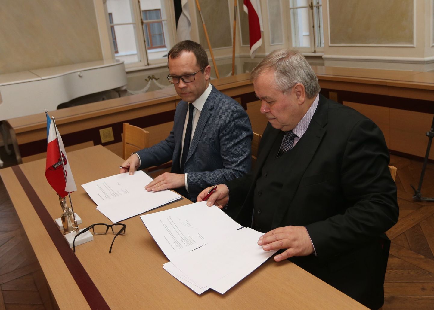 Tartu raekoja saalis Reformierakonna ja Keskerakonna vahel sõlmitava koalitsioonilepingu allkirjastamine.