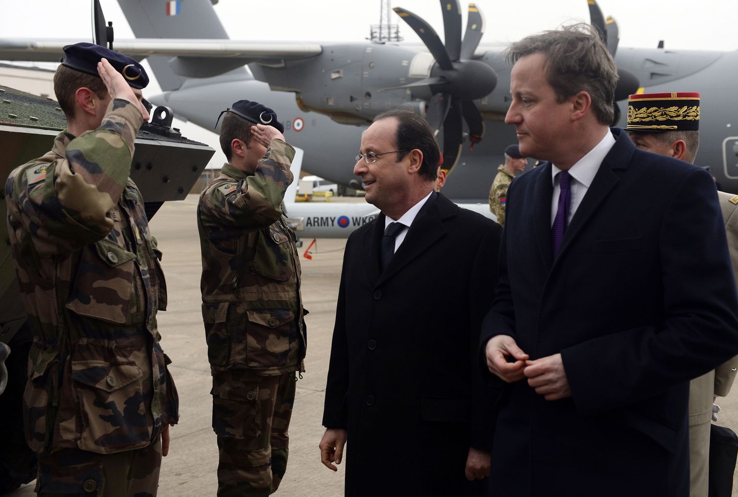 François Hollande koos David Cameroniga Brize Nortoni õhuväebaasis.