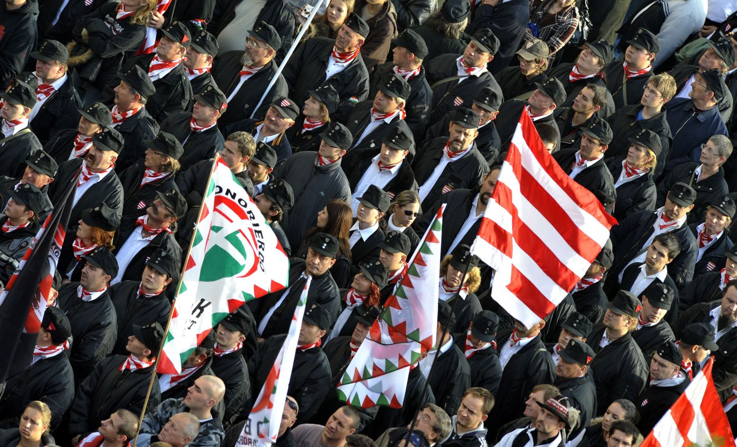 Jobbiku keelustatud sõjalise tiiva Ungari Kaardivägi liikmed.