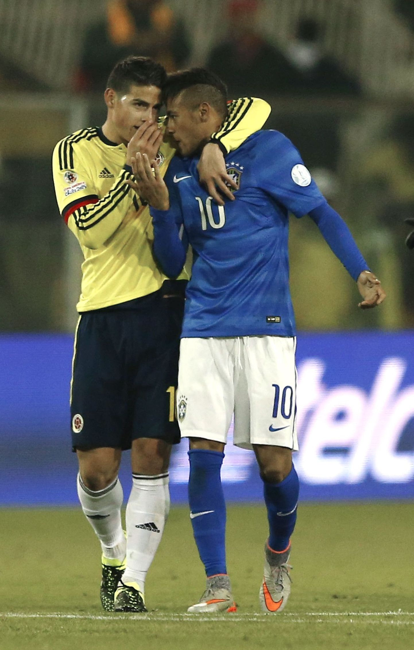 Kolumbia koondise staar James Rodriguez (vasakul) ja Neymar väljakul juhtunud olukordi arutamas.