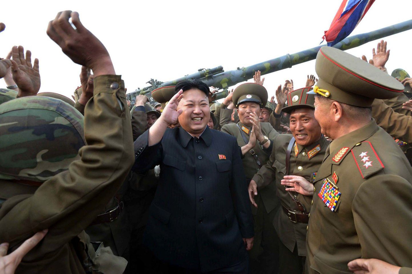 Põhja-Korea diktaator Kim Jong-un sõjaväelaste keskel.